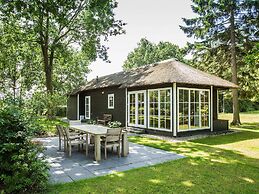 Thatched Lodge With AC and a Dishwasher, in Green Twente