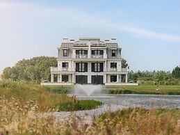 Modern Villa With 3 Bathrooms, Located Close to Lake Veere