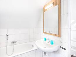 Spacious, Modern Apartment Near the Centre