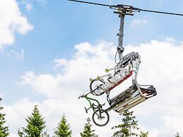 Spacious, Modern Apartment Near the Centre