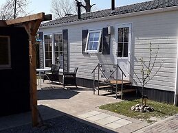 Nicely Furnished Chalet with Oven near Wadden Sea