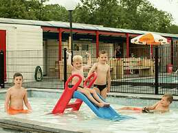 Nicely Furnished Chalet with Oven near Wadden Sea