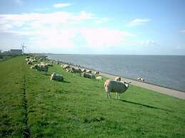 Nicely Furnished Chalet with Oven near Wadden Sea