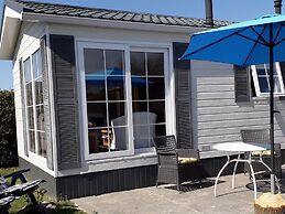 Nicely Furnished Chalet with Oven near Wadden Sea