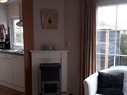 Nicely Furnished Chalet with Oven near Wadden Sea