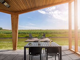 Detached Luxurious Lodge With Washingmachine, Near the Beach