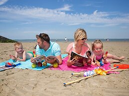Detached Luxurious Lodge With Washingmachine, Near the Beach