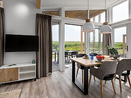 Detached Luxurious Lodge With Washingmachine, Near the Beach