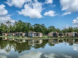 Modern Lodge With two Bathrooms Within Green Surroundings