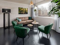 Modern Lodge With two Bathrooms Within Green Surroundings