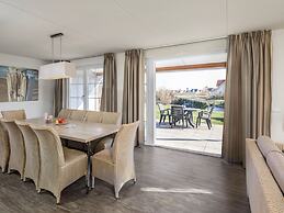 Detached Villa With Four Bathrooms Near the Sea