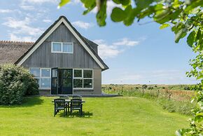 Thatched Villa With two Bathrooms Near the Beach