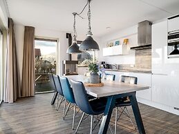 Holiday Home With Jetty Near Sneekermeer