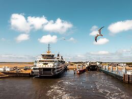 Well-kept Apartment Near the Beach