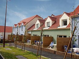 Relaxing Coastal Apt for 8