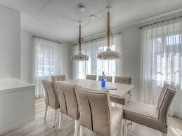 Luxurious Stately Villa With 3 Bathrooms, 1km From the Beach