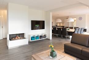 Cozy Group Stay w/ Fireplace