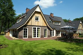 Cozy Group Stay w/ Fireplace