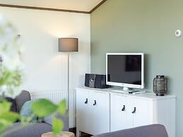 Modern Water Cottage With Microwave, in the Sneekermeer Area