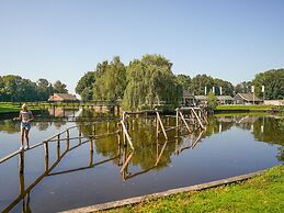 Well Furnished Home for Groups with Fireplace near Water
