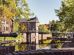 Well Furnished Home for Groups with Fireplace near Water