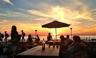 Modern Lodge With Dishwasher, Near the Sea