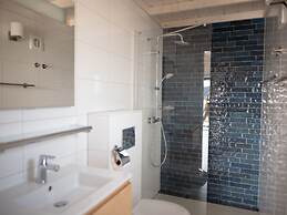 Modern Lodge With Dishwasher, Near the Sea