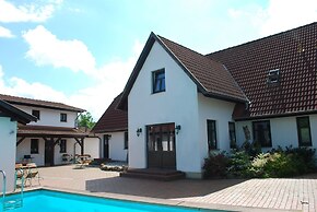 Schoenes Ferienhaus in Dargun mit Pool