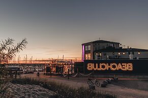 Holiday Home With Microwave, in a Holiday Park, Beach Within Walking D