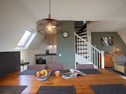 Carefully Furnished House with Bath near Mookerplas