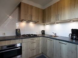 Carefully Furnished House with Bath near Mookerplas