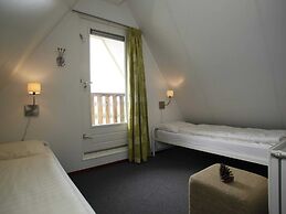 Carefully Furnished House with Bath near Mookerplas