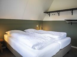 Carefully Furnished House with Bath near Mookerplas