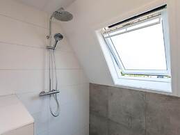 Carefully Furnished House with Bath near Mookerplas
