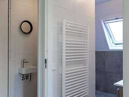 Carefully Furnished House with Bath near Mookerplas