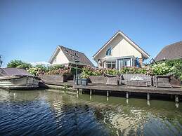 Lovely Holiday Home With Jetty Near Ijsselmeer