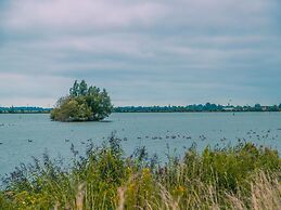 Lovely Holiday Home With Jetty Near Ijsselmeer