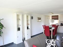 Lovely Holiday Home With Jetty Near Ijsselmeer