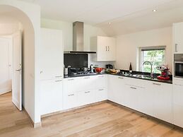 Beautiful Holiday Home With Whirlpool