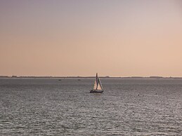 Luxurious Lodge With two Bathrooms, Only 200m From the Beach