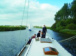 Modern Holiday Home With a Terrace by Water
