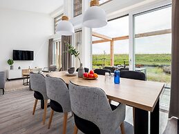 Detached Luxurious Lodge With Washingmachine, Near the Beach