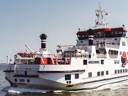 Modern Lodge With two Bath Rooms, Near the Beach