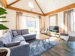 Modern Lodge With two Bath Rooms, Near the Beach