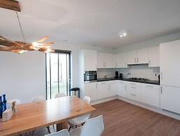 Modern Lodge With Combi Microwave
