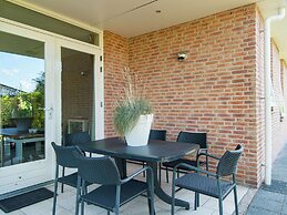 Cozy Bungalow With a Spacious Garden near the Sea