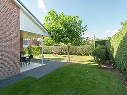 Cozy Bungalow With a Spacious Garden near the Sea