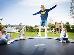 Cozy Bungalow With a Spacious Garden near the Sea