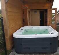 Nice Holiday Home with Sauna & Hot Tub near Wadden Sea