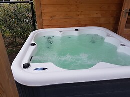 Nice Holiday Home with Sauna & Hot Tub near Wadden Sea